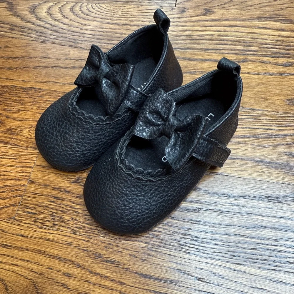 LUCKY BRAND Black “Emma” Baby Crib Shoes with Bow Velcro Closure Sz 4 (9-12m)